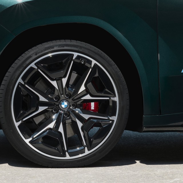 De BMW iX3 krijgt een M60-topversie met 612 pk, aangepaste aandrijving en onderstel.