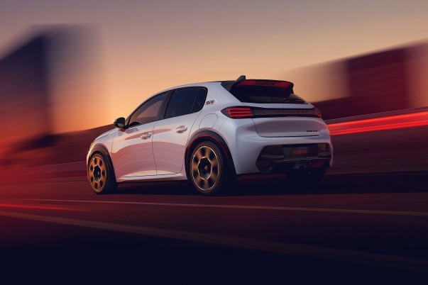 Peugeot e-208 GTi, Opel Corsa GSE, Lancia Ypsilon HF, Abarth 600e Competizione en Alfa Romeo Junior Veloce delen veel techniek, maar kiezen elk een ander karakter.