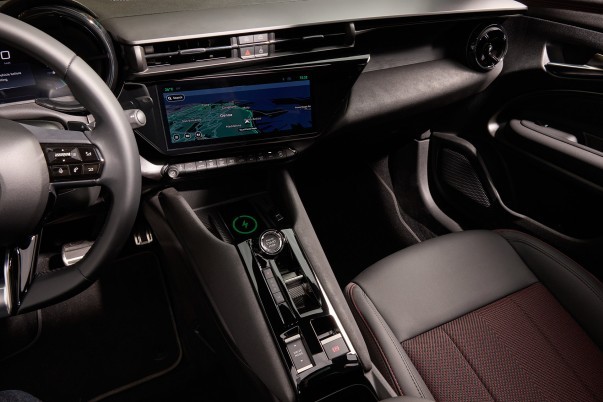 Alfa Romeo vernieuwt het interieur van de Junior met zachtere materialen, nieuwe bekleding en meer uitrusting. Dit verandert er aan de Elettrica en Veloce.