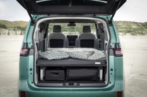Volkswagen Bedrijfswagens introduceert een Good-Night pakket voor de ID. Buzz, met bed, overnachtingsmodus en V2L. De prijs begint bij 2.600 euro.