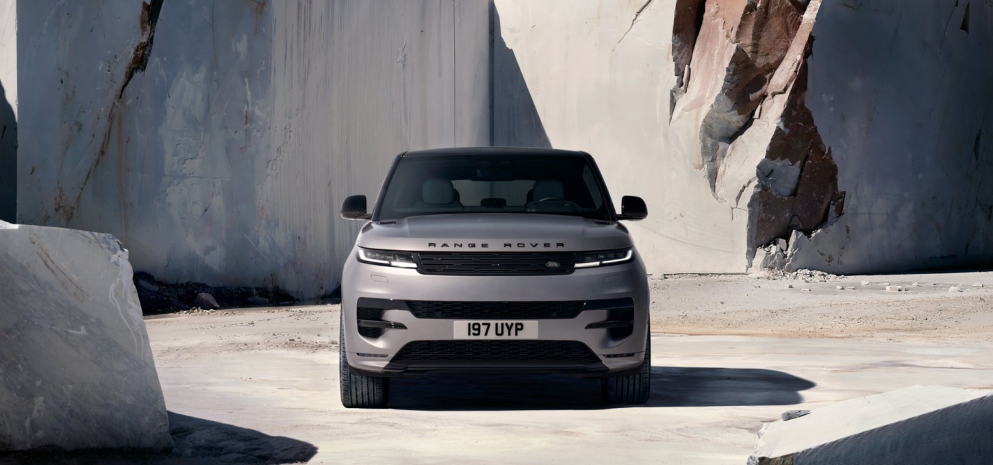 Range Rover Sport Electric krijgt 118,5 kWh, 609 km WLTP en 350 kW snelladen. Hij kost vanaf € 123.197, ruim € 40.000 minder dan de Range Rover Electric.