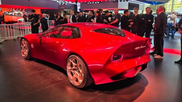 De Alfa Romeo Cuorerosso heeft de verhoudingen van een sportieve coupé: een lange motorkap, een laag dak en een brede carrosserie. Toch kondigt Alfa Romeo hiermee geen nieuw productiemodel aan. De conceptauto laat vooral zien hoe toekomstige modellen van