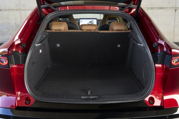 Mazda geeft de Mazda6e één 78 kWh-LFP-accu met 560 km WLTP en 200 kW snelladen. Ook daalt de vanafprijs voor modeljaar 2027 naar € 40.990.