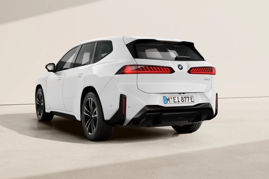 De BMW iX3 40 xDrive kost €65.138,60. Daarmee schuift vierwielaandrijving in het premium-SUV-segment opnieuw naar een lager prijsniveau.