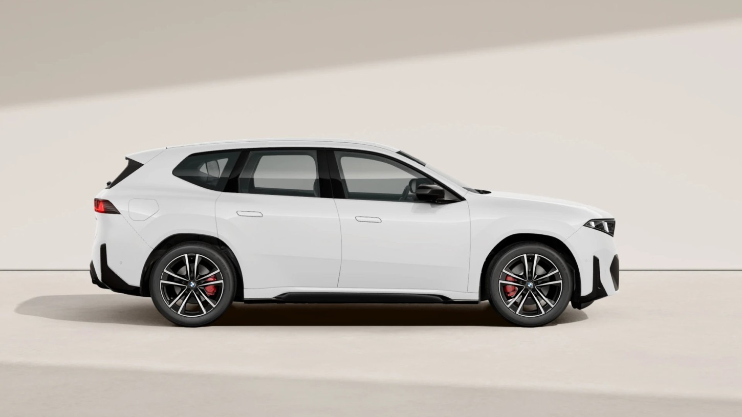 De BMW iX3 40 xDrive kost €65.138,60. Daarmee schuift vierwielaandrijving in het premium-SUV-segment opnieuw naar een lager prijsniveau.