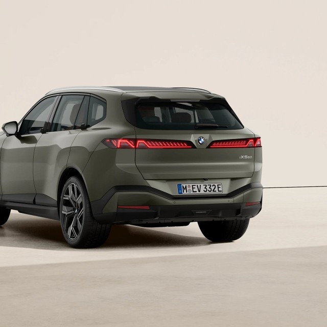 De BMW iX5 staat vanaf € 105.801 in de Nederlandse configurator.