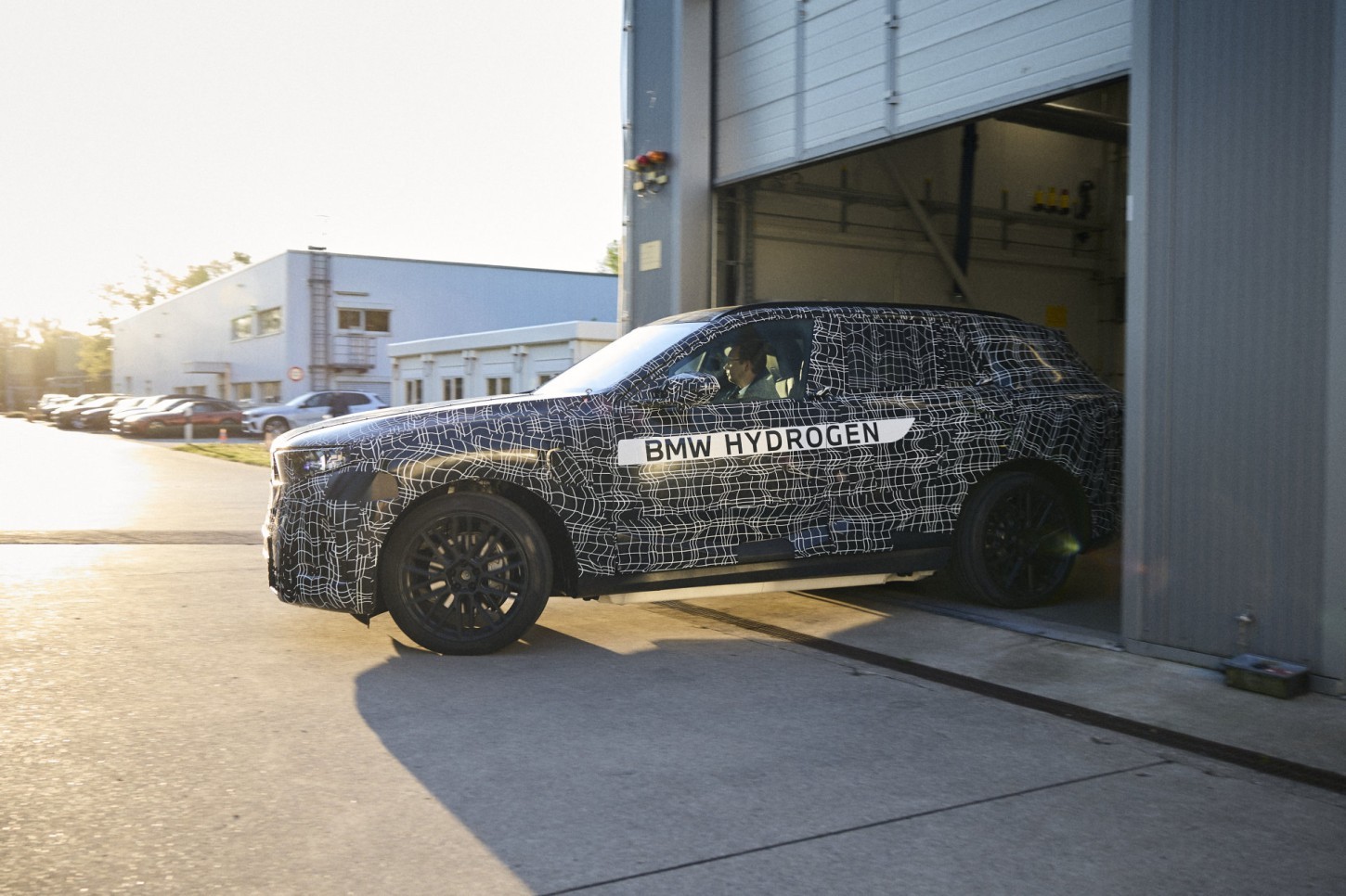 Gebruikte waterstofauto’s verouderen anders dan gewone EV’s. De waterstoftanks hebben een einddatum in de regelgeving, en dat kan de restwaarde hard raken.