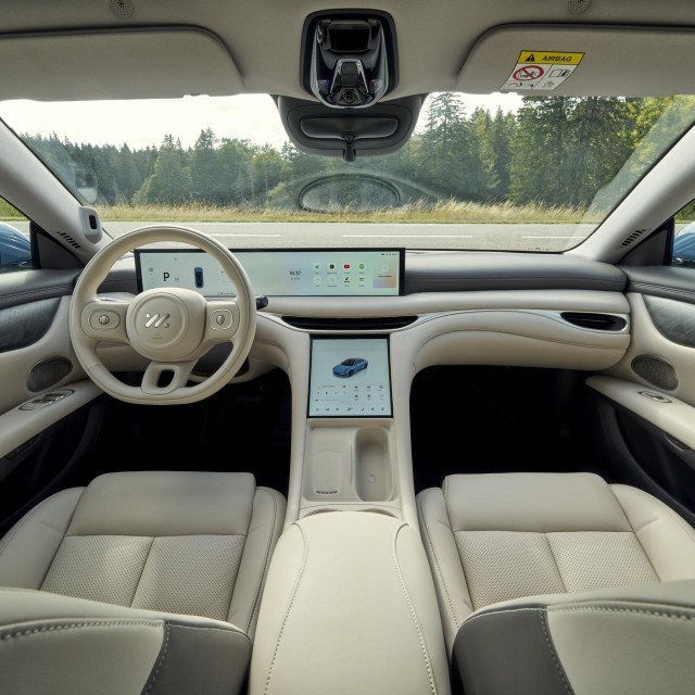 MG maakt de Nederlandse prijzen van de IM5 en IM6 bekend. De nieuwe 75 kWh-instappers beginnen bij €48.799 en laden met maximaal 153 kW.