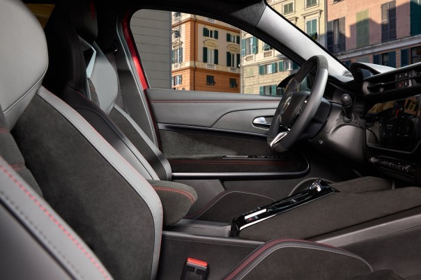 Alfa Romeo vernieuwt het interieur van de Junior met zachtere materialen, nieuwe bekleding en meer uitrusting. Dit verandert er aan de Elettrica en Veloce.
