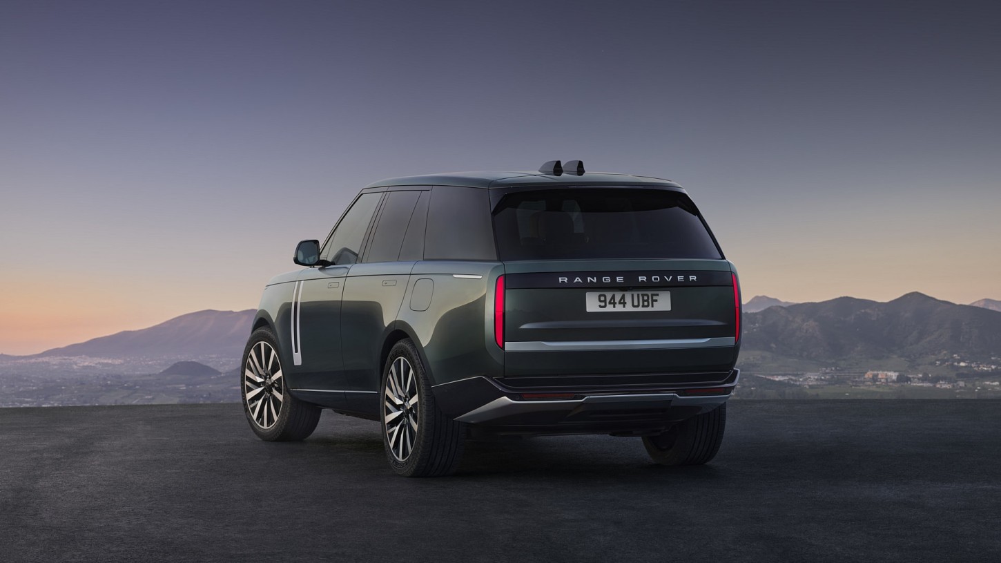 De Range Rover Electric kost van € 166.027 tot € 332.304. We vergelijken de EV450 en EV550, de luxe-uitvoeringen en de bijzondere accutechniek.