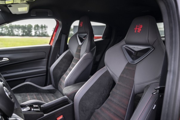 Peugeot e-208 GTi, Opel Corsa GSE, Lancia Ypsilon HF, Abarth 600e Competizione en Alfa Romeo Junior Veloce delen veel techniek, maar kiezen elk een ander karakter.
