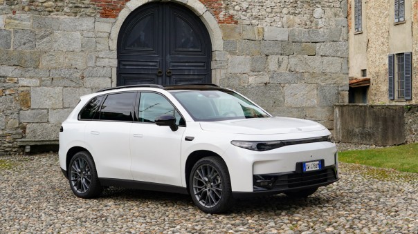 Leapmotor verhoogt voor modeljaar 2027 het laadvermogen van de C10 Pro van 84 naar 120 kW. De AWD krijgt minder vermogen, maar meer actieradius.