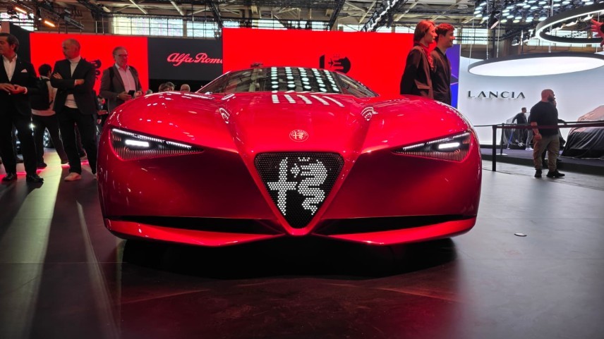 De Alfa Romeo Cuorerosso heeft de verhoudingen van een sportieve coupé: een lange motorkap, een laag dak en een brede carrosserie. Toch kondigt Alfa Romeo hiermee geen nieuw productiemodel aan. De conceptauto laat vooral zien hoe toekomstige modellen van