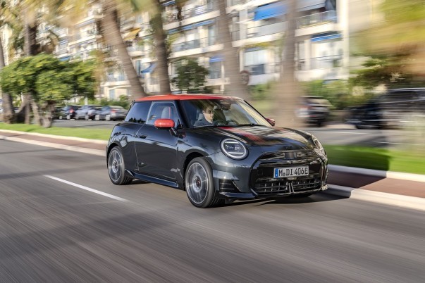 Mini Cooper SE met JCW-trim
