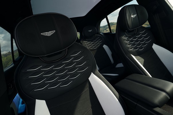 De Bentley Torcal deelt veel techniek met de elektrische Porsche Cayenne, maar kiest voor comfort en beheersbare prestaties boven maximaal vermogen.