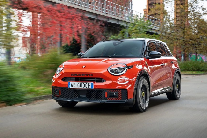 Peugeot e-208 GTi, Opel Corsa GSE, Lancia Ypsilon HF, Abarth 600e Competizione en Alfa Romeo Junior Veloce delen veel techniek, maar kiezen elk een ander karakter.
