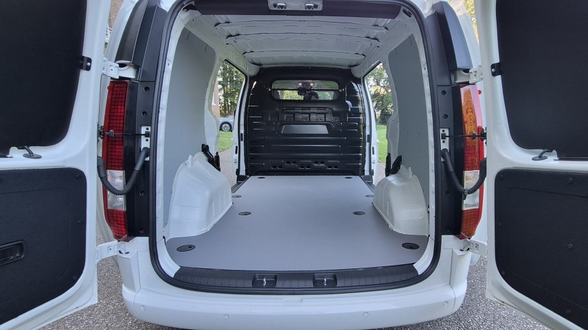 De Hyundai Staria Electric Cargo combineert 800 volt en 450 km WLTP met een oudere basis. Tijdens onze eerste rit blijkt hij vooral opvallend onopvallend.