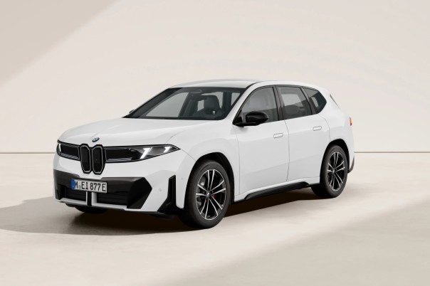 De BMW iX3 40 xDrive kost €65.138,60. Daarmee schuift vierwielaandrijving in het premium-SUV-segment opnieuw naar een lager prijsniveau.
