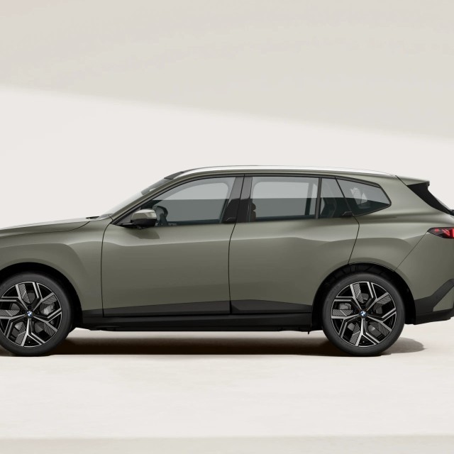 De BMW iX5 staat vanaf € 105.801 in de Nederlandse configurator.
