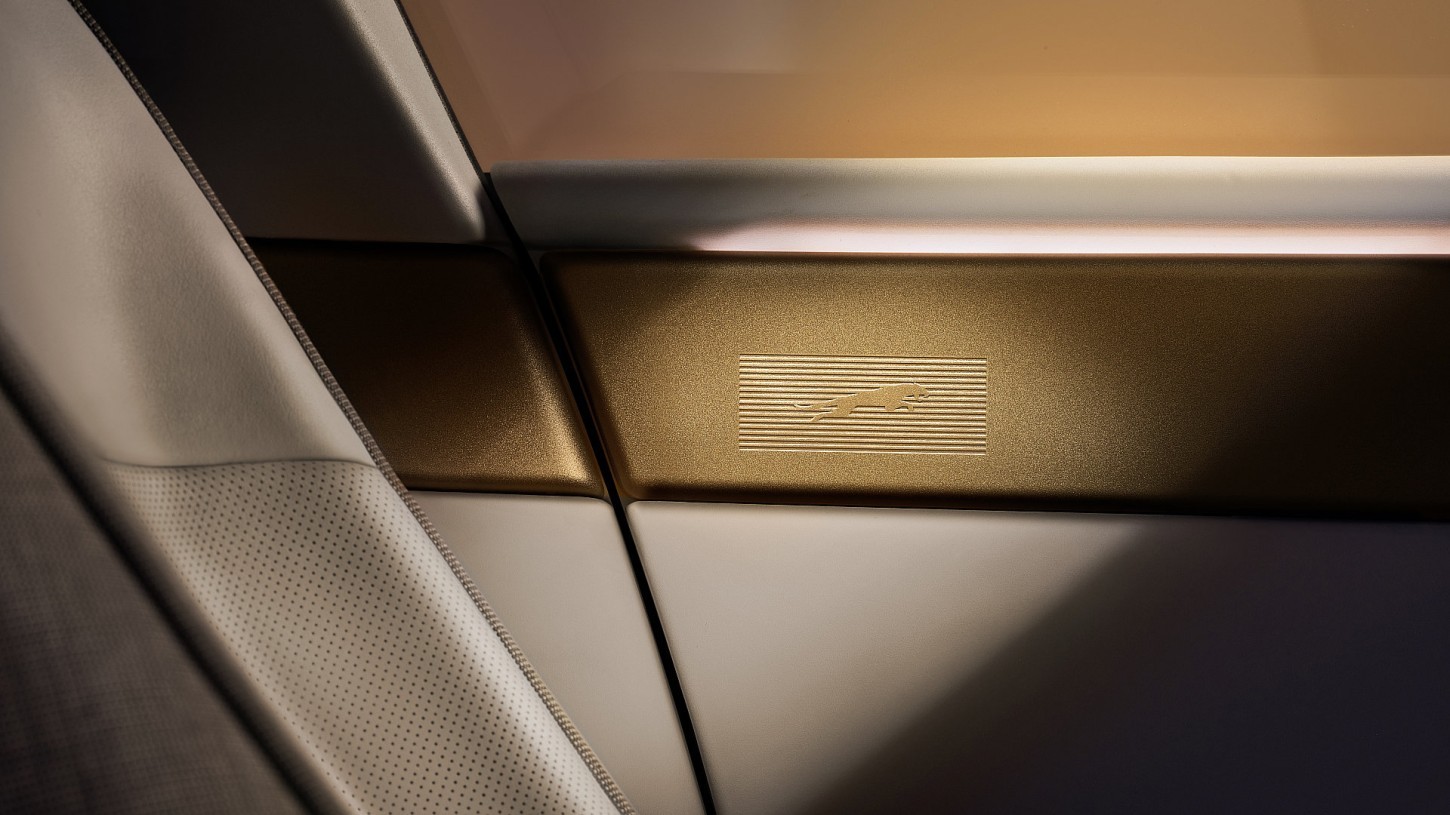 Jaguar toont het interieur van de elektrische Type 01: vier losse zitplaatsen, een lange middenstructuur en technologie die grotendeels uit beeld blijft.
