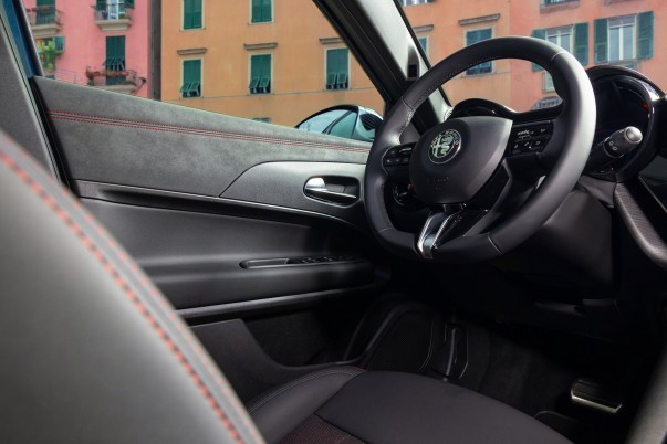 Alfa Romeo vernieuwt het interieur van de Junior met zachtere materialen, nieuwe bekleding en meer uitrusting. Dit verandert er aan de Elettrica en Veloce.