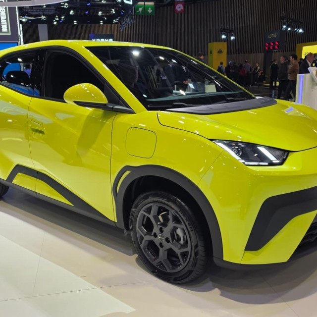 De BYD Dolphin Surf krijgt een vijfzitsversie, grotere schermen en meer comfort. De vernieuwde elektrische hatchback is te zien op de Autosalon van Parijs.