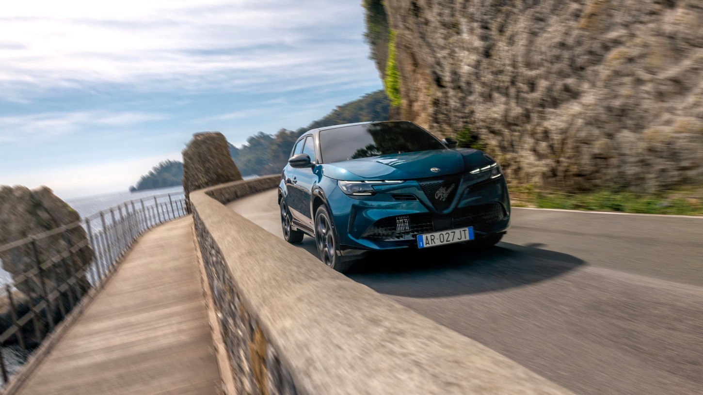 Alfa Romeo vernieuwt het interieur van de Junior met zachtere materialen, nieuwe bekleding en meer uitrusting. Dit verandert er aan de Elettrica en Veloce.