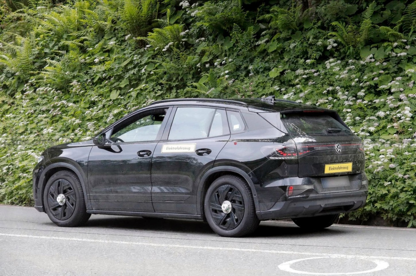 Nieuwe spyshots tonen een sterk gewijzigde elektrische Volkswagen-SUV die in de media als ID. Tiguan wordt aangeduid. Dit zijn de verschillen met de huidige ID.4.