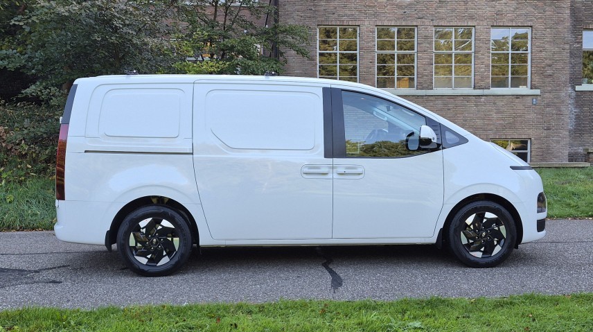 De Hyundai Staria Electric Cargo combineert 800 volt en 450 km WLTP met een oudere basis. Tijdens onze eerste rit blijkt hij vooral opvallend onopvallend.