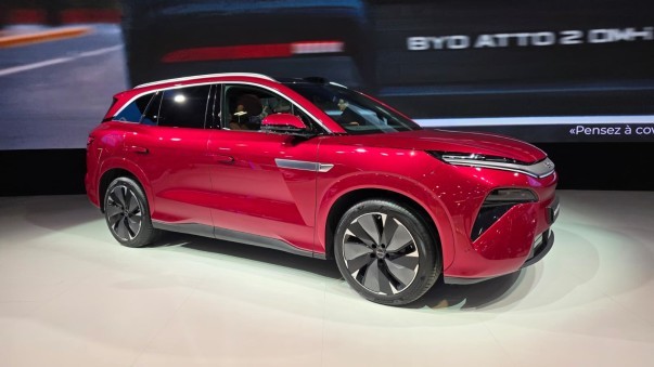 De BYD Atto 8 komt begin 2027 naar Nederland, met zeven zitplaatsen, een accu van 115 kWh en tot 653 kilometer WLTP. Ook Flash Charging is aan boord.