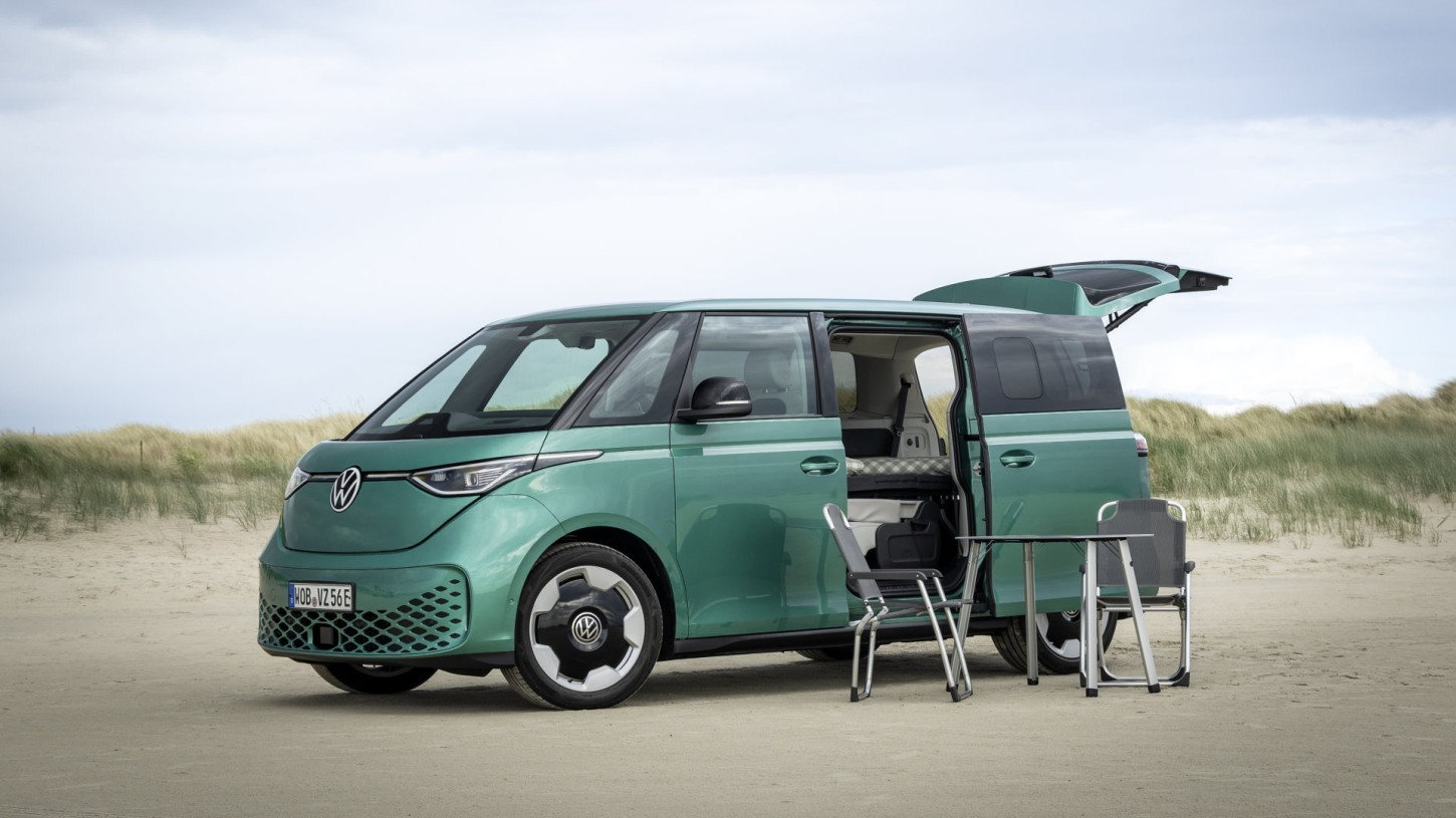 Volkswagen Bedrijfswagens introduceert een Good-Night pakket voor de ID. Buzz, met bed, overnachtingsmodus en V2L. De prijs begint bij 2.600 euro.