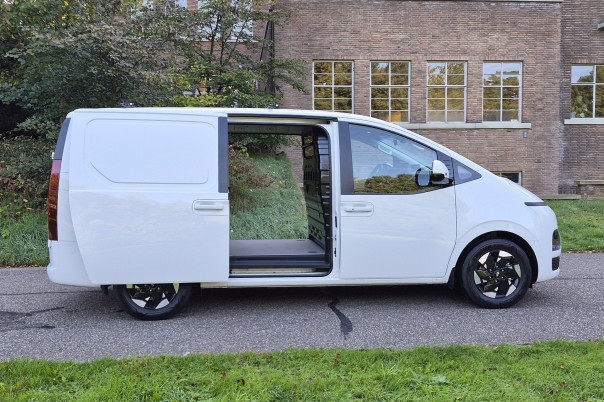 De Hyundai Staria Electric Cargo combineert 800 volt en 450 km WLTP met een oudere basis. Tijdens onze eerste rit blijkt hij vooral opvallend onopvallend.