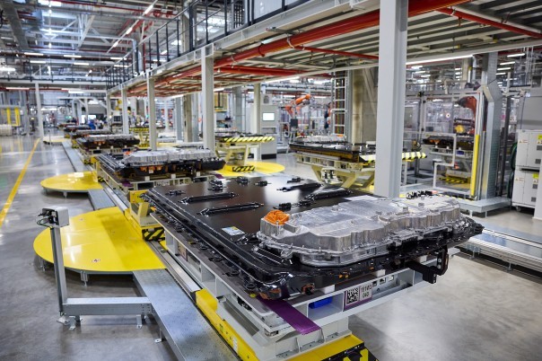 BMW is in München begonnen met de serieproductie van de i3. De fabriek wordt volledig elektrisch, maar harde orderaantallen ontbreken.