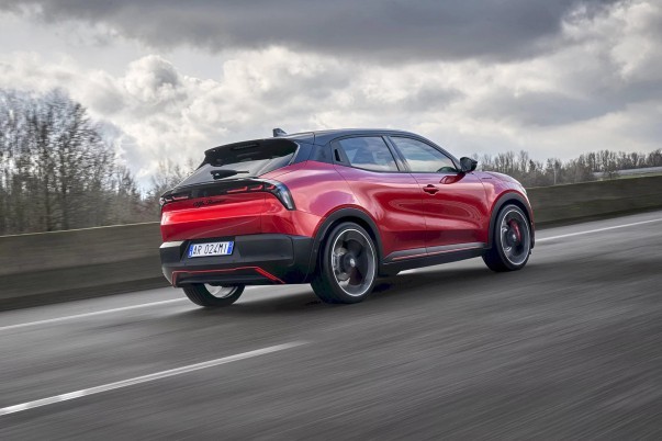 Peugeot e-208 GTi, Opel Corsa GSE, Lancia Ypsilon HF, Abarth 600e Competizione en Alfa Romeo Junior Veloce delen veel techniek, maar kiezen elk een ander karakter.