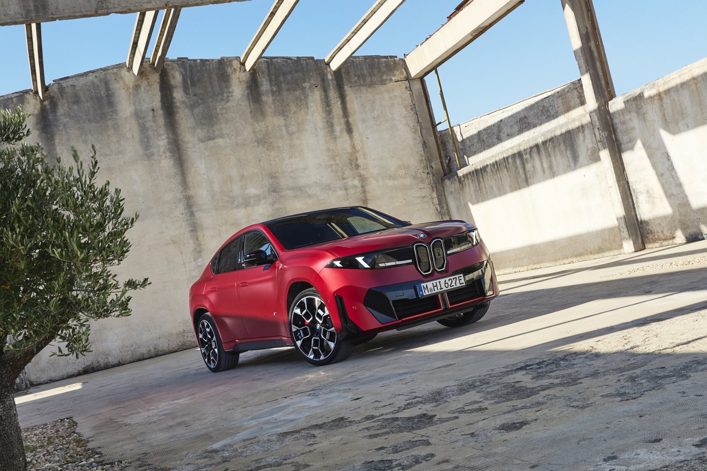 De BMW iX4 is de sportievere SUV-coupéachtige tegenhanger van de iX3. Met dezelfde accu komt hij tot 23 km verder, maar levert hij ruimte in.