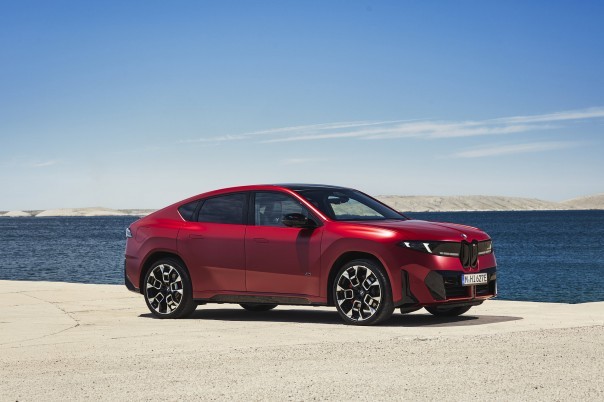De BMW iX4 is de sportievere SUV-coupéachtige tegenhanger van de iX3. Met dezelfde accu komt hij tot 23 km verder, maar levert hij ruimte in.