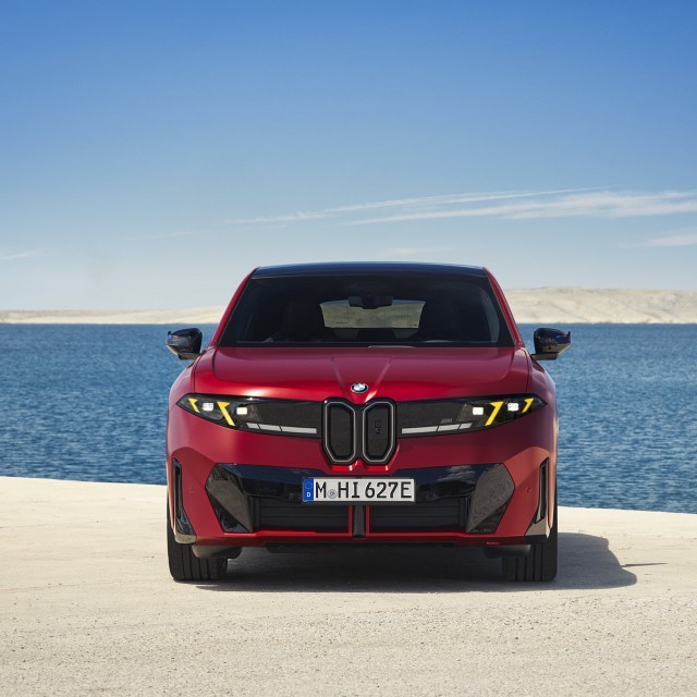 De BMW iX4 is de sportievere SUV-coupéachtige tegenhanger van de iX3. Met dezelfde accu komt hij tot 23 km verder, maar levert hij ruimte in.