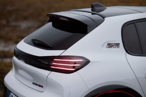 Review Peugeot E-208 GTi (2027): Heldendaden - foto 3