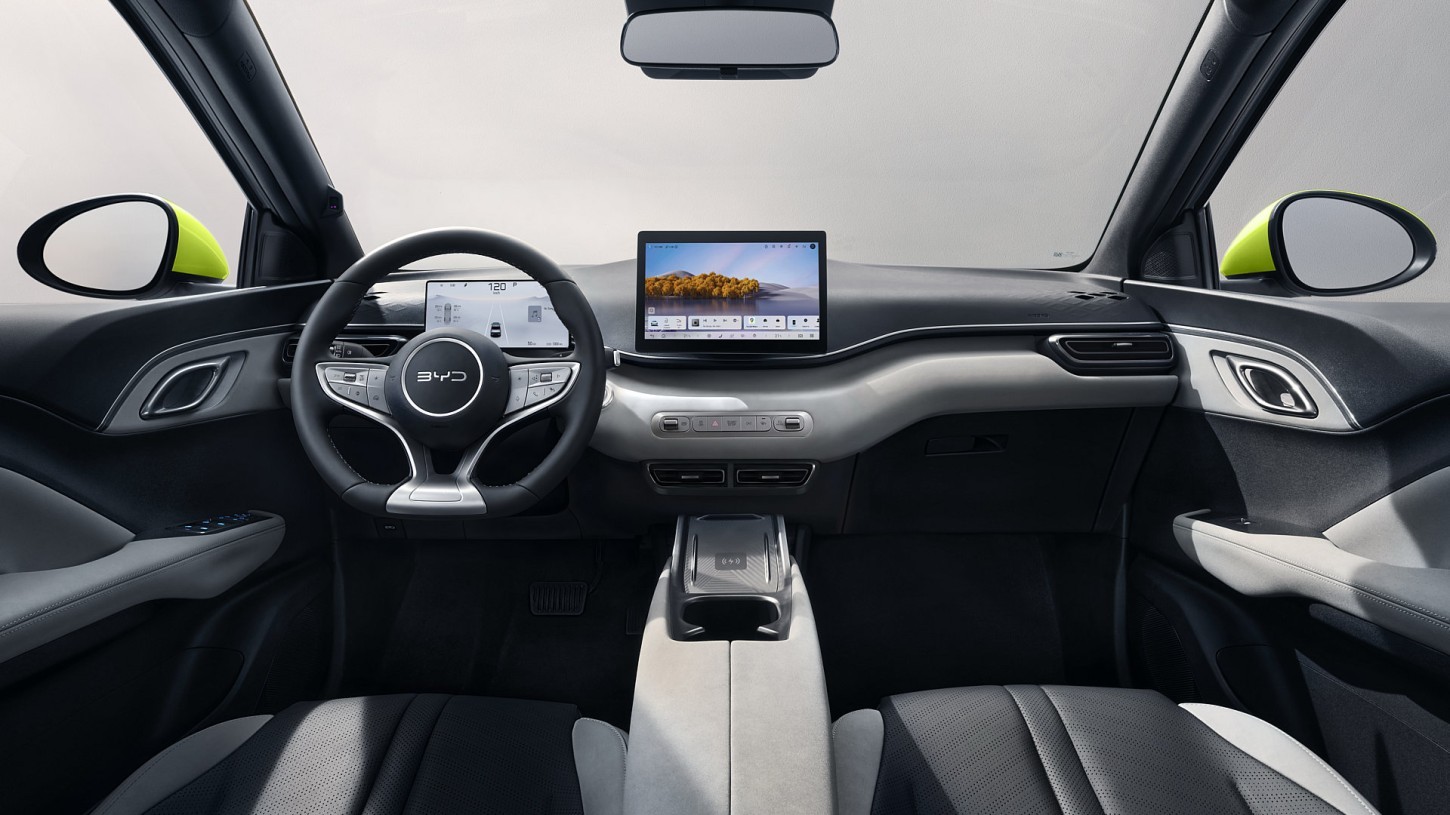 De BYD Dolphin Surf krijgt een vijfzitsversie, grotere schermen en meer comfort. De vernieuwde elektrische hatchback is te zien op de Autosalon van Parijs.