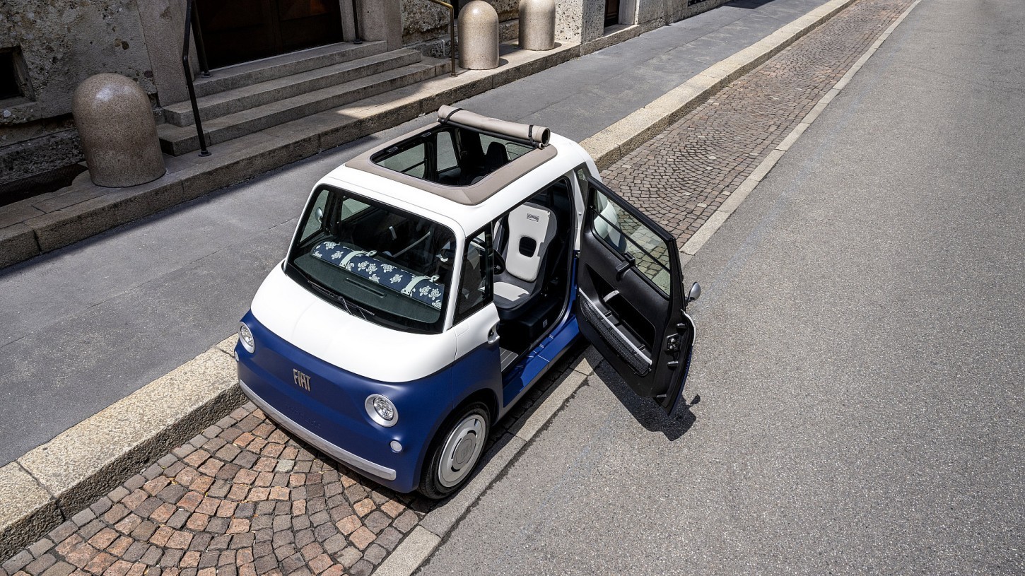 De Fiat Topolino Dolcevita combineert zijn canvas roldak voortaan met volledige deuren. Hij kost €10.490; technisch blijft de aandrijflijn gelijk.