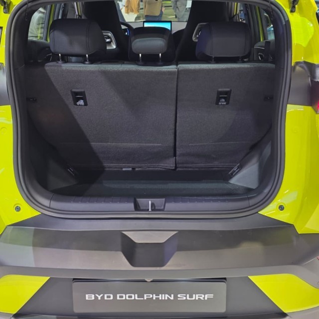 De BYD Dolphin Surf krijgt een vijfzitsversie, grotere schermen en meer comfort. De vernieuwde elektrische hatchback is te zien op de Autosalon van Parijs.