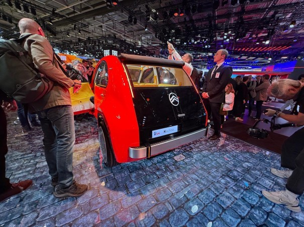 Citroën toont de elektrische 2CV Concept: 3,76 meter lang, met circa 1.000 kilo als streefgewicht. De productieversie moet uiterlijk in 2028 volgen.