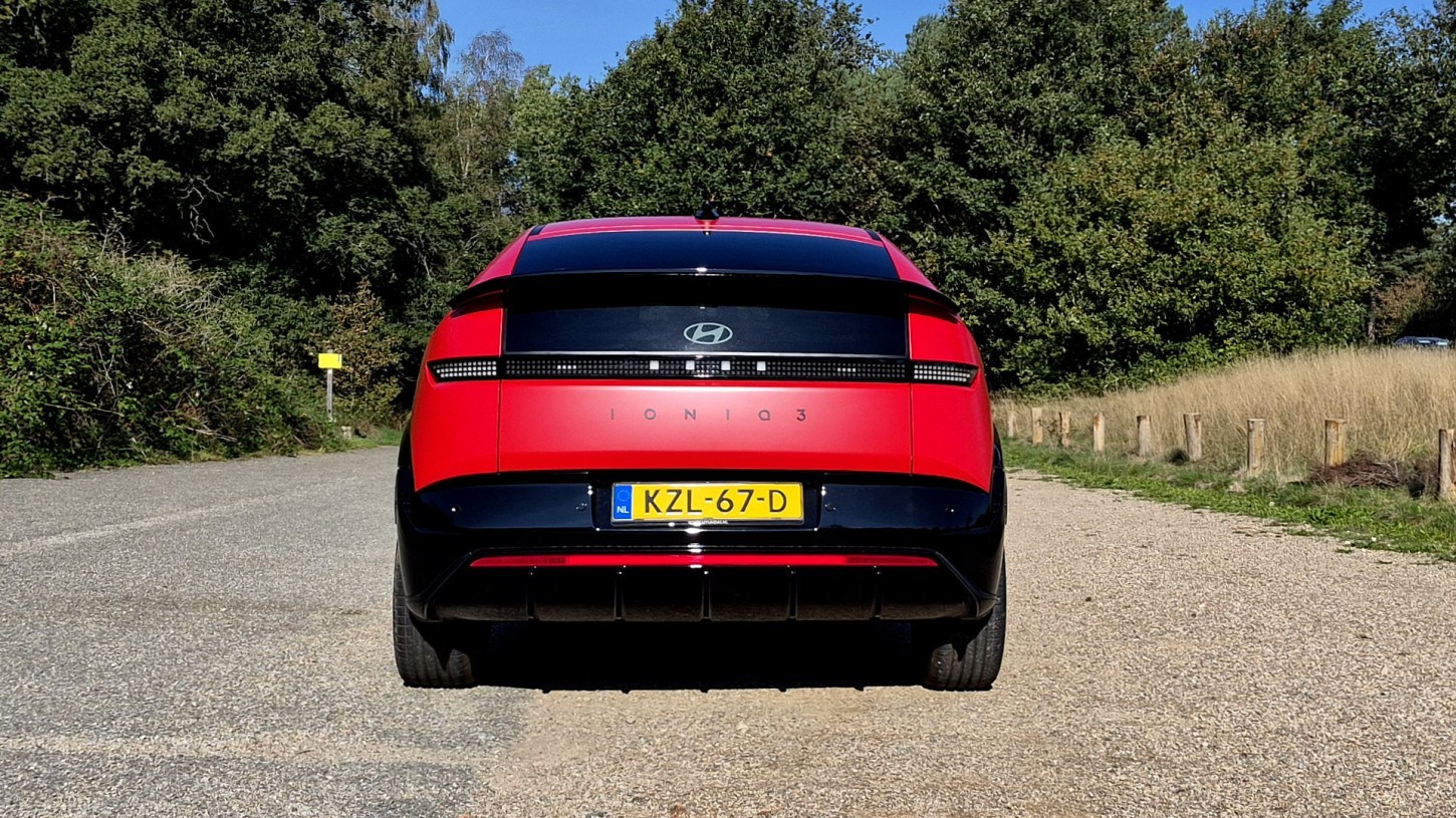 De Hyundai Ioniq 3 start bij € 27.995 en haalt tot 499 km WLTP. Onze eerste rij-indruk: stil en comfortabel, maar de N Line Evo is behoorlijk prijzig.