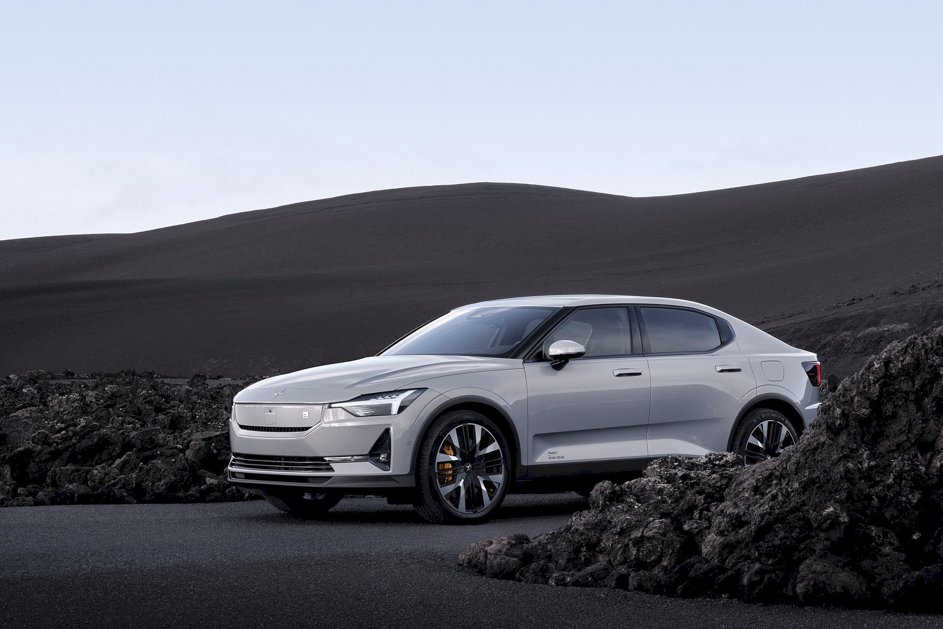 Polestar 2 van modeljaar 2025 krijgt meer actieradius en stijl, én een lagere prijs Polestar 2 van modeljaar 2025 krijgt meer actieradius en stijl, én een lagere prijs