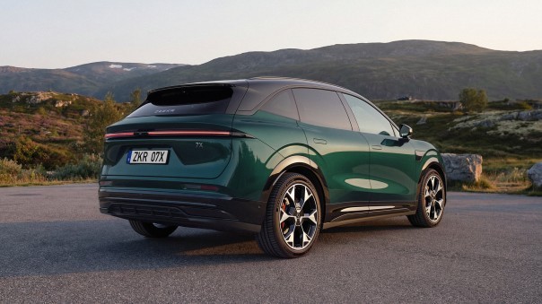 De vernieuwde Zeekr 7X krijgt tot 627 km actieradius en kan met maximaal 450 kW snelladen. De Nederlandse prijzen beginnen bij € 52.990 voor de Core.