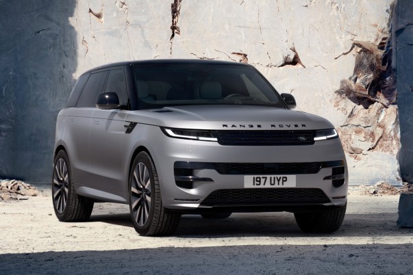 Range Rover Sport Electric krijgt 118,5 kWh, 609 km WLTP en 350 kW snelladen. Hij kost vanaf € 123.197, ruim € 40.000 minder dan de Range Rover Electric.