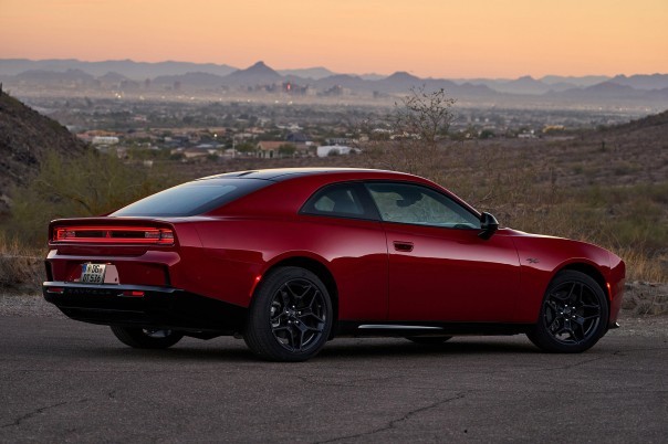 De Dodge Charger Daytona levert 680 pk. Hoe verhoudt deze elektrische musclecar zich tot de snelle EV's van Hyundai, Genesis, Tesla en BMW?