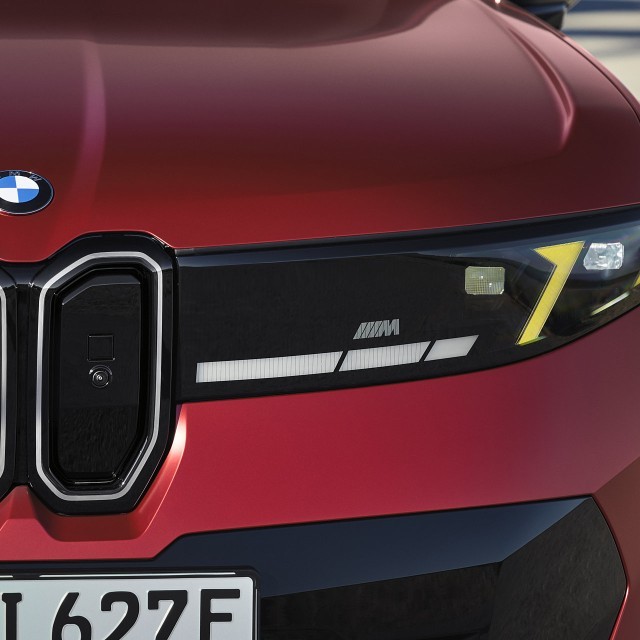 De BMW iX4 is de sportievere SUV-coupéachtige tegenhanger van de iX3. Met dezelfde accu komt hij tot 23 km verder, maar levert hij ruimte in.