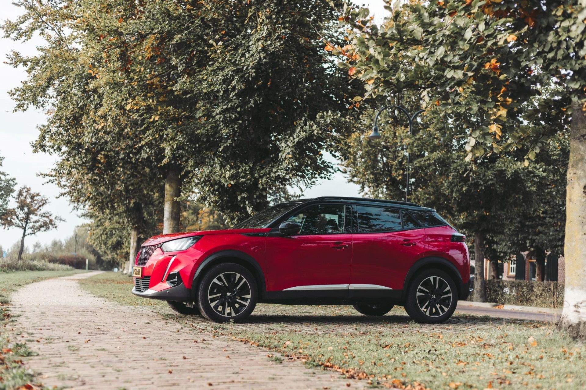 Review Peugeot e-2008 - stijlvolle en ruime elektrische SUV met Franse flair