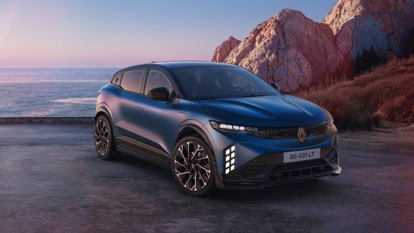 De vernieuwde Renault Megane heeft 67 kWh, 500 km WLTP en 165 kW snelladen. De Techno wordt € 400 goedkoper en kost € 37.990.